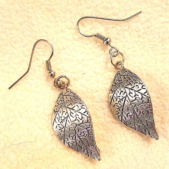 Deborah Scott Jewelry - Earrings silver plated leaves engraved French hook
